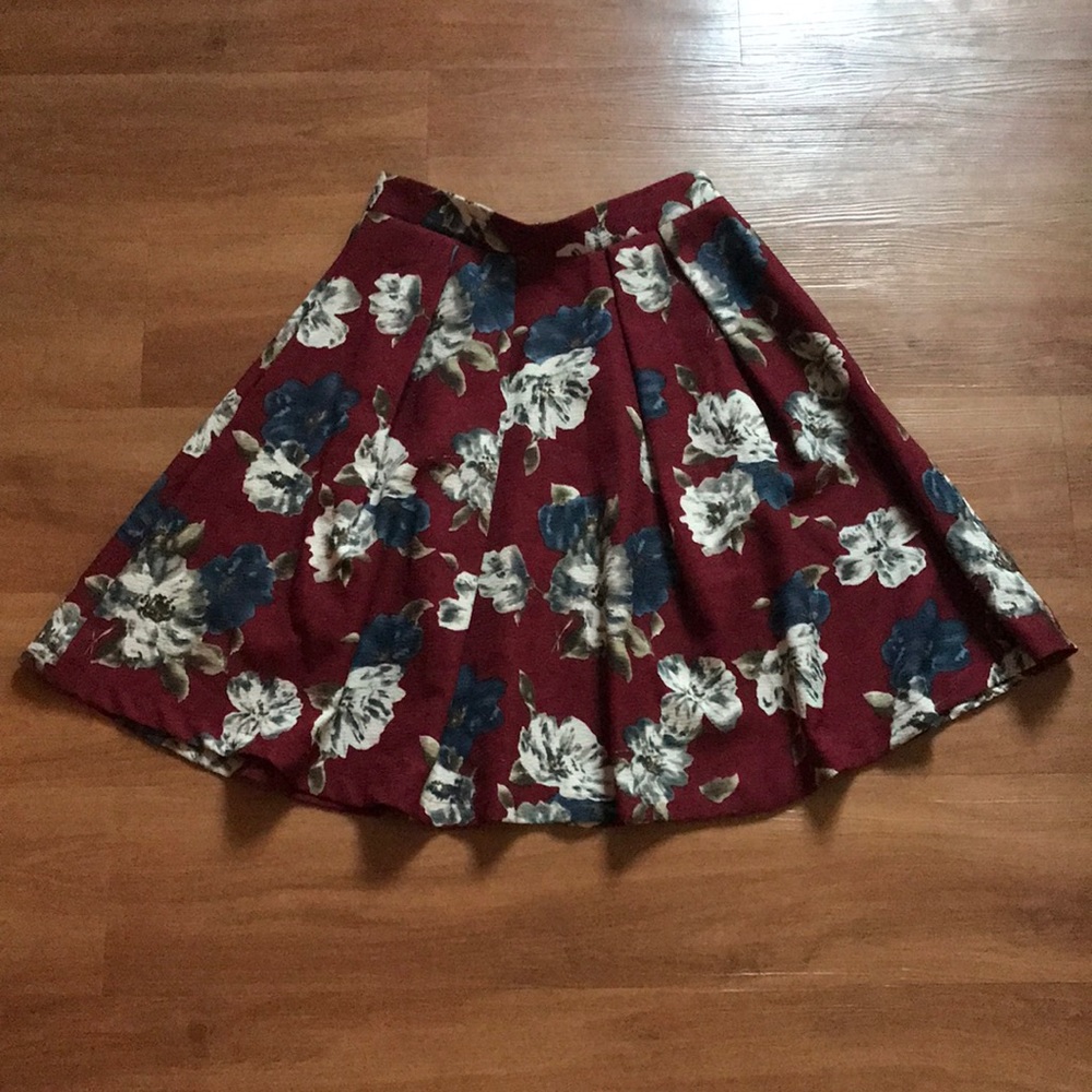 Le Lis Burgundy Flower Skirt. Size Medium